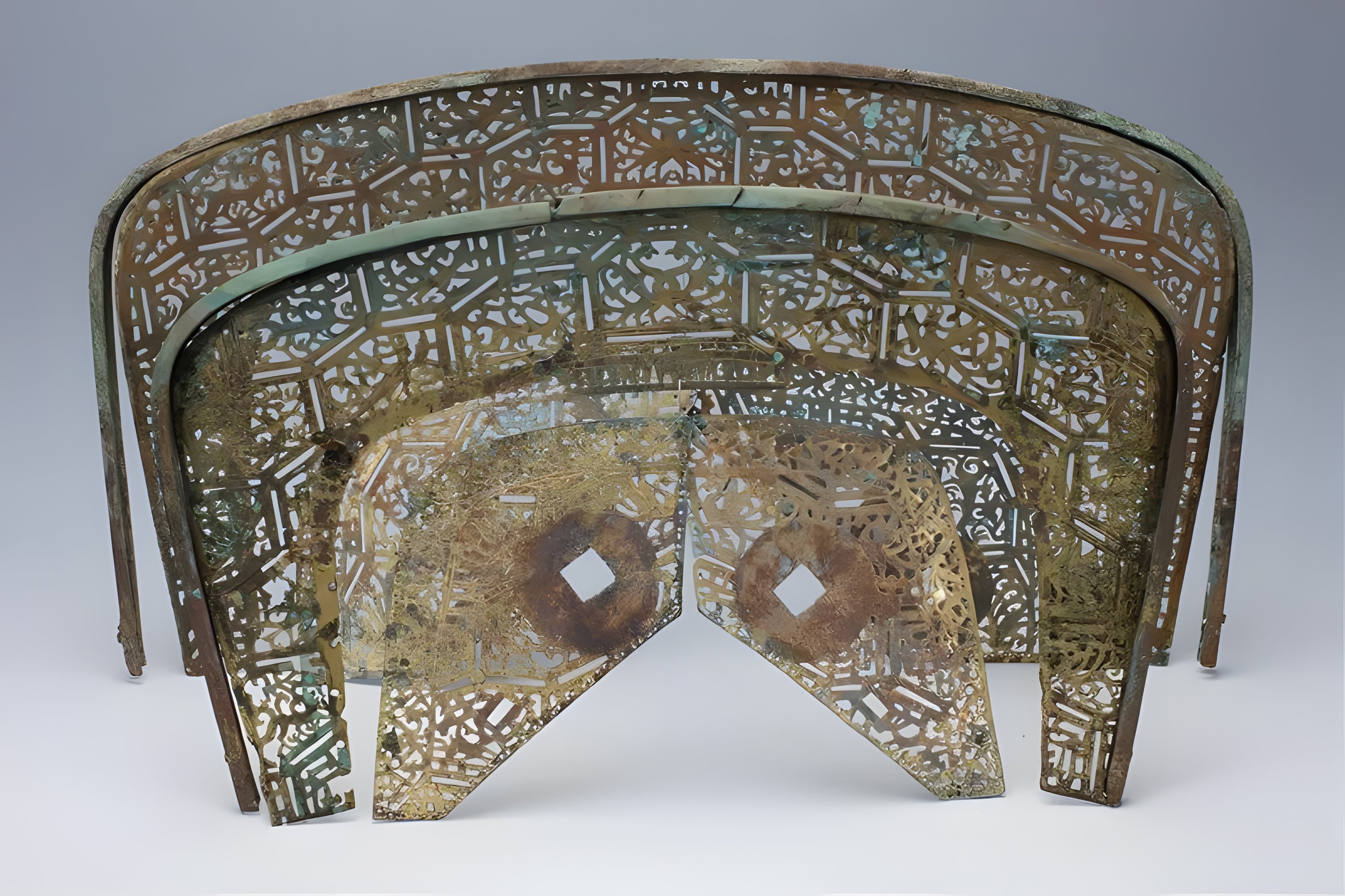 前燕鎏金镂空翼形片铜鞍桥饰